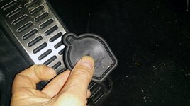 tapa orificio pasa cables Tiguan.jpg